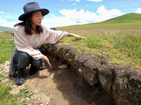 胡萱在說明草應該是怎樣紮根和成長纔會好好不斷地長 (攝影：筆者)